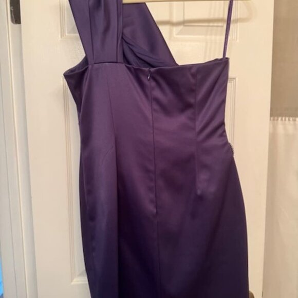 Purple satin evening gown with one-shoulder waist embellishment - Picture 2 of 2